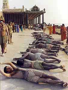 Angapradakshina at Tiruchendur [19k]