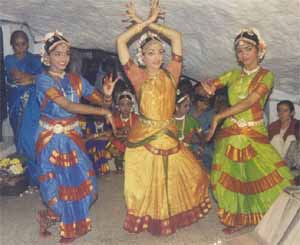 Performance at Valli Malai, 22 Nov 1999 (19641 
bytes)